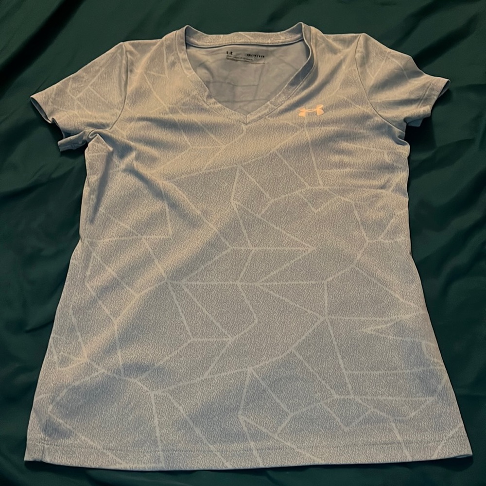 Under Armour size XS loose fit heatgear shirt